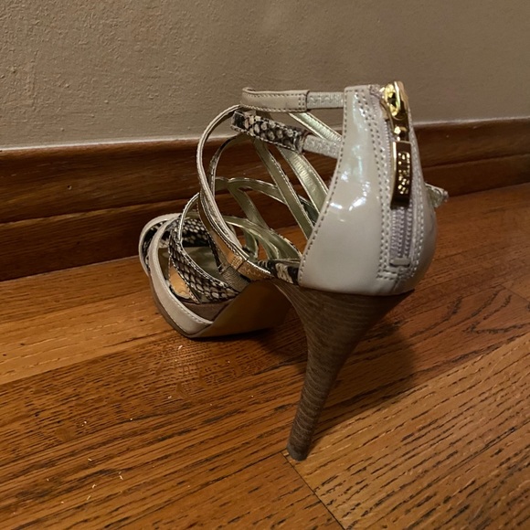 too small - Picture 3 of 3